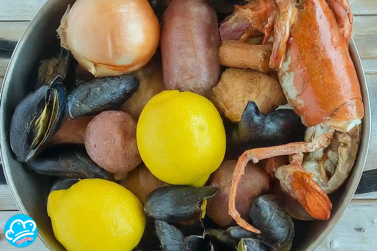 What is the ingredients in a seafood boil?